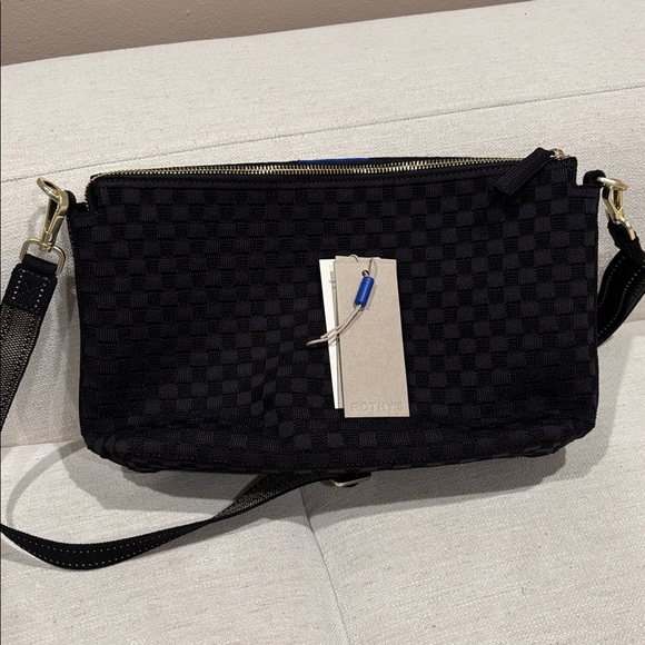 NEW Rothy’s The Daily Crossbody in black sand - Picture 4 of 5